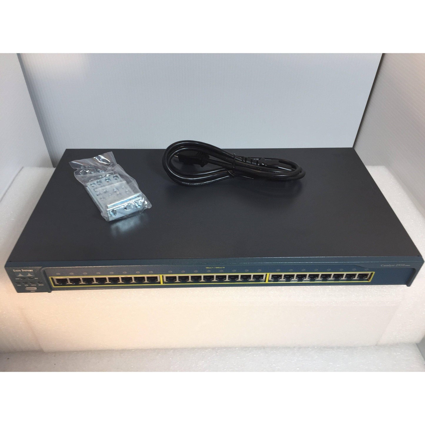 Cisco Catalyst 2950 Series 24-Port Switch WS-C2950-24 DLG8_Y0IUW78